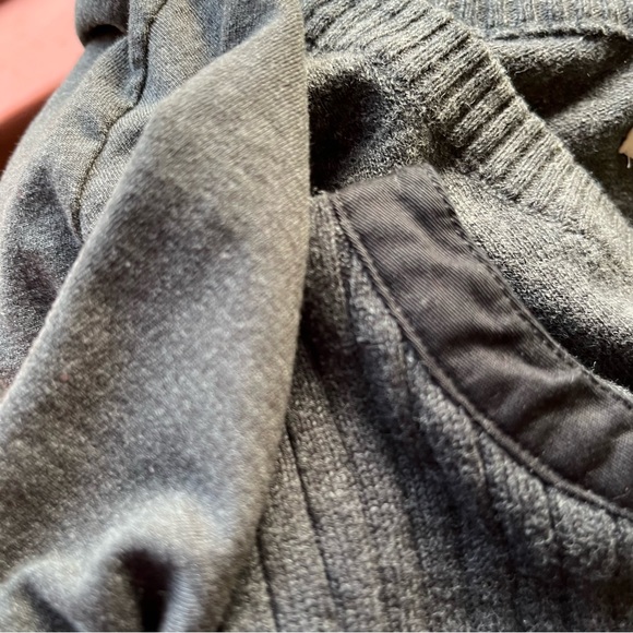 Two gray sweaters - Picture 8 of 11